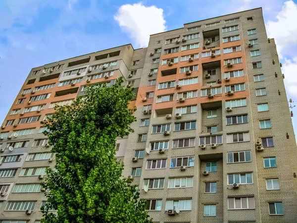 Multi-story residential building — Stock Photo, Image