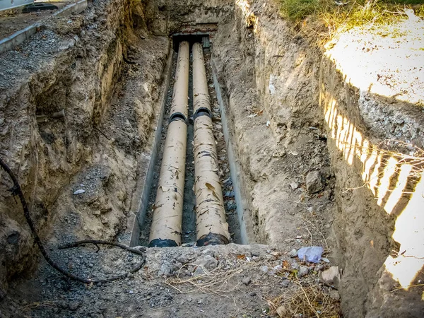 Sostituzione e isolamento di grandi tubi dell'acqua nel terreno . — Foto Stock