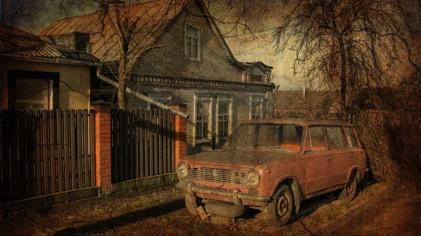旧车停在房子附近的街上 — 图库照片