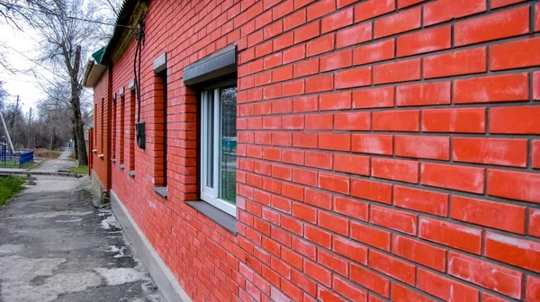 Стена из красного кирпича с окнами современной частной резиденции — стоковое фото