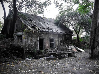 Şehirdeki eski harabe özel ev.