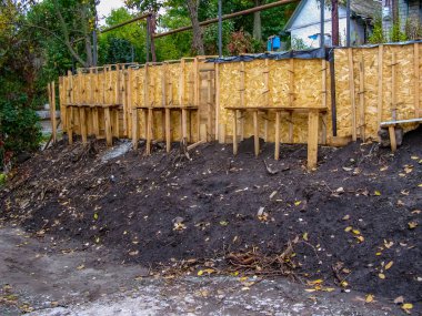 Çitin temeli için ahşap kaplama.