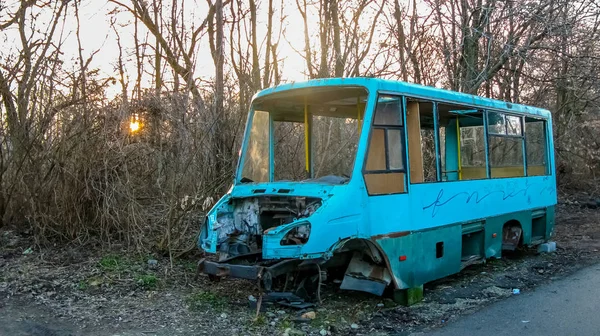 Скелет тела пассажирского микроавтобуса у дороги — стоковое фото