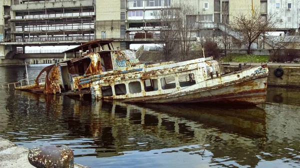 Старый Ржавый Корабль Пирсе Вода Заливает Палубу Украина Днепр Февраля — стоковое фото