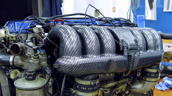 Karbon fiber emme manifolduna yakın çekim. Benzin istasyonunda motor tamiri..