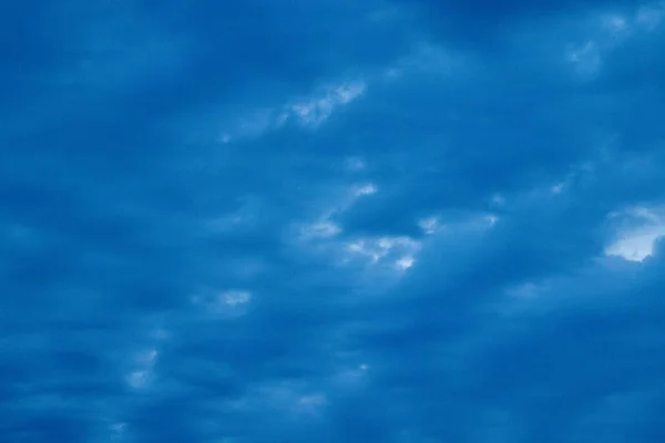 Céu Azul Escuro Nublado — Fotografia de Stock