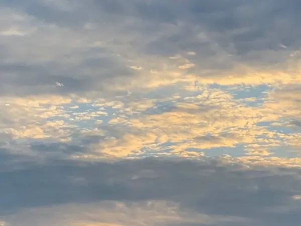 Холодное Облачное Голубое Небо — стоковое фото