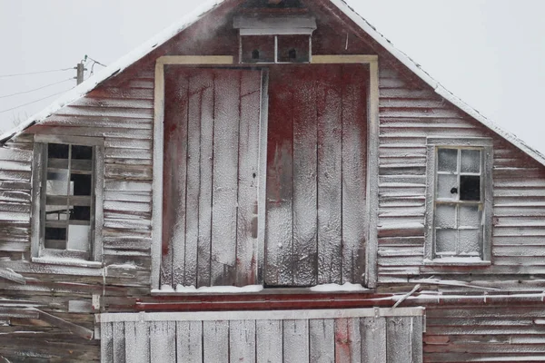 暴风雪中的旧谷仓 — 图库照片