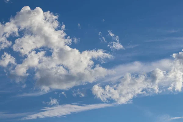 Un grupo de nubes en el cielo — Foto de Stock