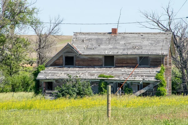 Un edificio con un campo de hierba —  Fotos de Stock