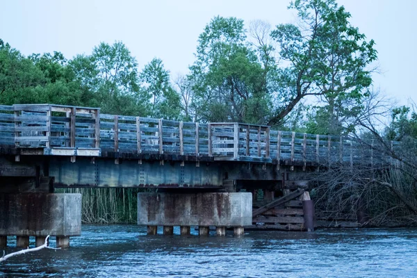 Platte Nehri üzerindeki Dark Island Trail tahta köprüsü 