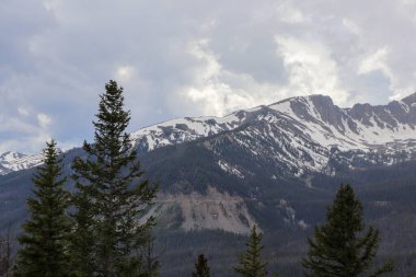 Colorado dağlarının ve bulutlu gökyüzünün karla kaplı görüntüsü 