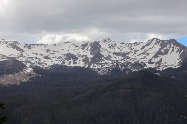 Une vue sur les montagnes enneigées du Colorado — Photo