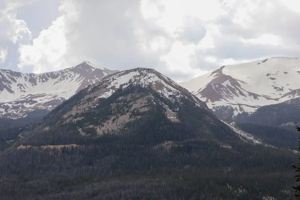 Μια άποψη του χιονιού καλύπτονται κορυφές στα βουνά του Κολοράντο — Φωτογραφία Αρχείου