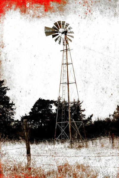 外地旧风车的红光黑白照片 — 图库照片