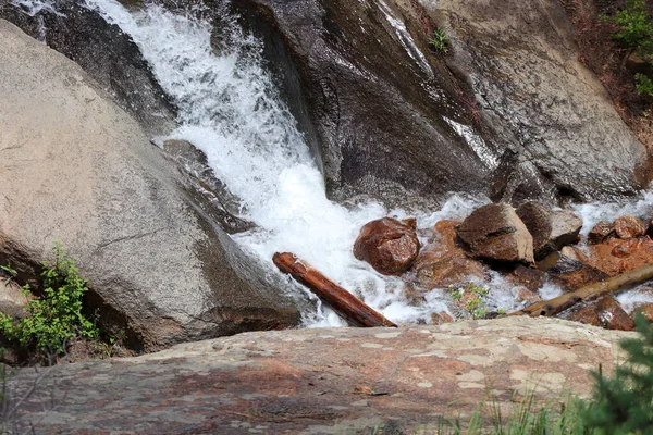 Helen loví vodopády Colorado tekoucí potok — Stock fotografie