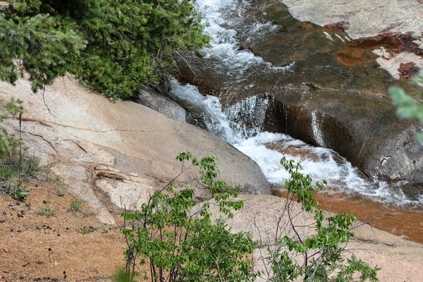 Helen loví vodopády Colorado tekoucí potok — Stock fotografie