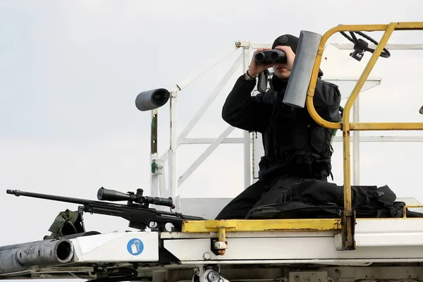 Um atirador aponta a sua arma para proteger a área como Presidente Barack O — Fotografia de Stock