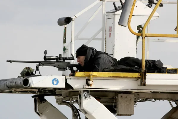 Um atirador aponta a sua arma para proteger a área como Presidente Barack O — Fotografia de Stock