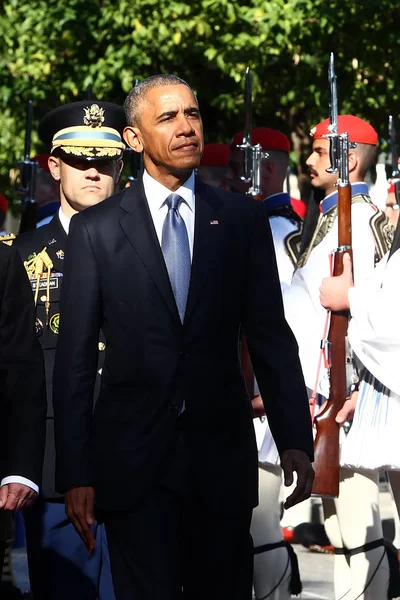 El presidente estadounidense Barack Obama revisa a la Guardia Presidencial en Athe — Foto de Stock