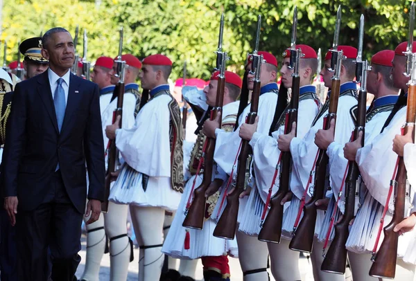 US President Barack Obama reviews the Presidential Guard in Athe — Stock Photo, Image