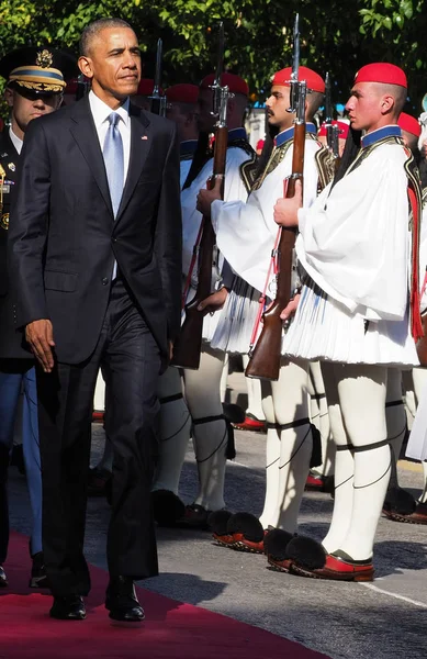 El presidente estadounidense Barack Obama revisa a la Guardia Presidencial en Athe —  Fotos de Stock