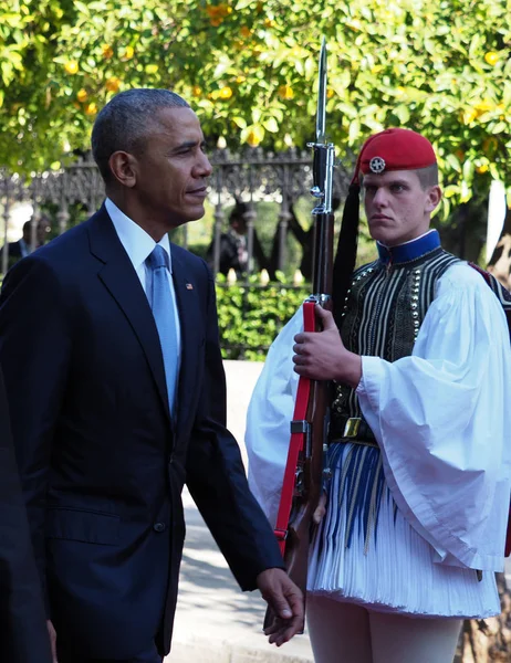 US President Barack Obama reviews the Presidential Guard in Athe — Stock Photo, Image