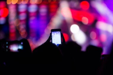 El ile bir akıllı telefon kayıtları canlı müzik festivali