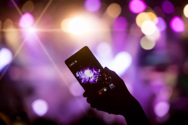 El ile bir akıllı telefon kayıtları canlı müzik festivali
