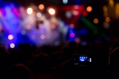 El ile bir akıllı telefon kayıtları canlı müzik festivali
