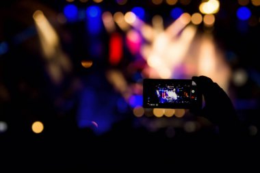 El ile bir akıllı telefon kayıtları canlı müzik festivali