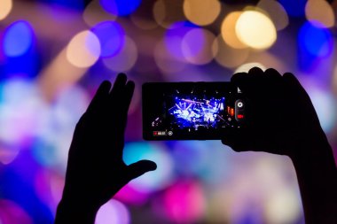 El ile bir akıllı telefon kayıtları canlı müzik festivali
