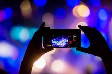 El ile bir akıllı telefon kayıtları canlı müzik festivali