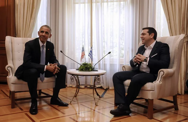 Grecki premier Alexis Tsipras, prawo, rozmawia z USA Pre — Zdjęcie stockowe