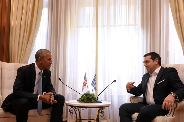 Greek Prime Minister Alexis Tsipras, right, speaks with U.S. Pre — Stock Photo, Image