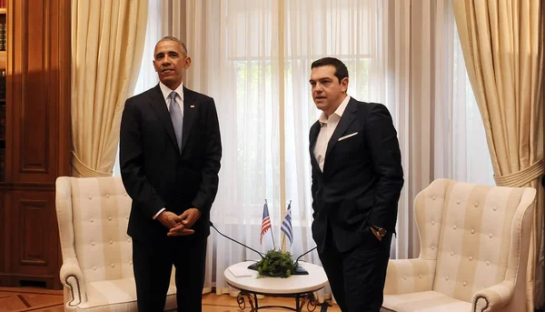 Прем'єр-міністр Греції Алексіс Ципрас, праворуч, розмовляє з попередньо США — стокове фото