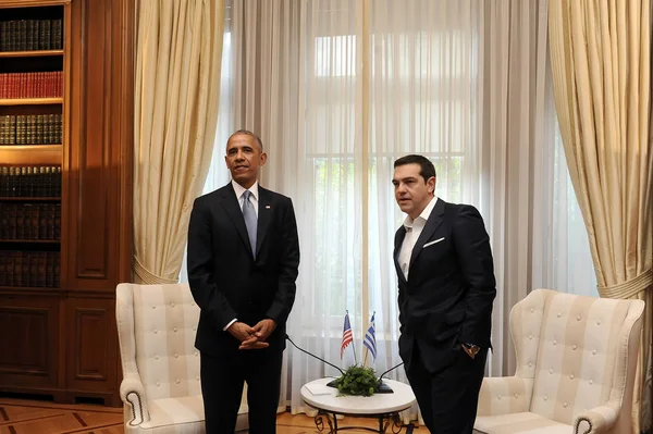 Primeiro-ministro grego Alexis Tsipras, certo, fala com os EUA Pré — Fotografia de Stock