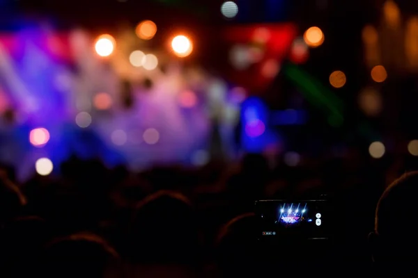 Mano con un smartphone graba festival de música en vivo —  Fotos de Stock