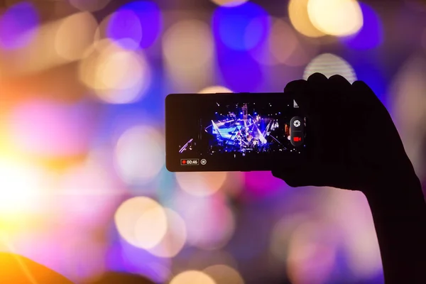 Mão com um smartphone grava festival de música ao vivo — Fotografia de Stock