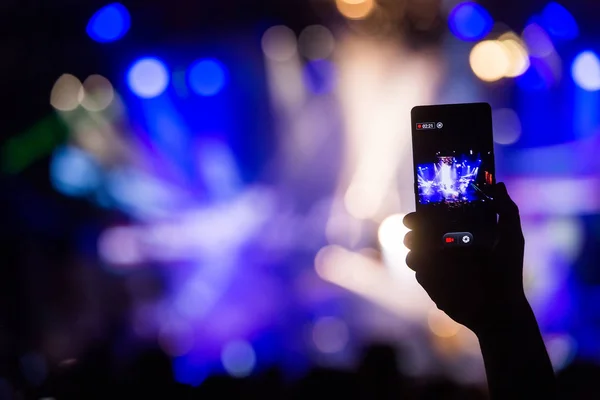 Мбаппе со смартфоном записывает фестиваль живой музыки — стоковое фото