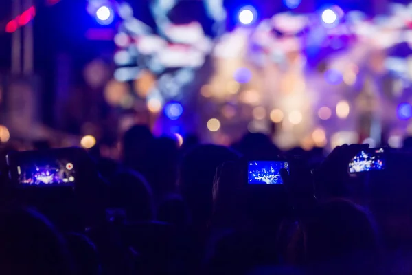 Hand med en smartphone records levande musikfestival — Stockfoto