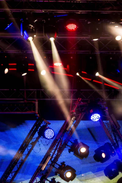 Defokussierte Unterhaltungskonzertbeleuchtung auf der Bühne, Bokeh — Stockfoto