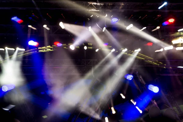 Iluminação de concerto de entretenimento desfocado no palco, bokeh — Fotografia de Stock