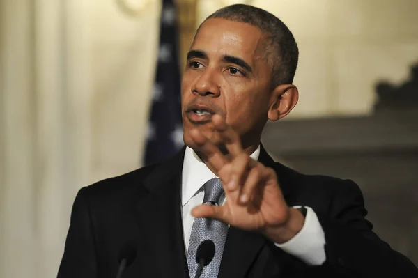 President Barack Obama spreekt tijdens een gezamenlijke persconferentie wit — Stockfoto