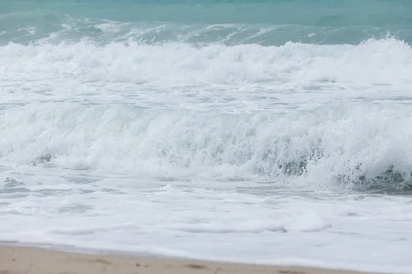 海浪在海滩。美丽的海景 — 图库照片