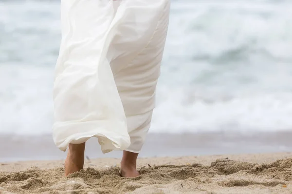 Vrouw in witte jurk op het strand — Stockfoto