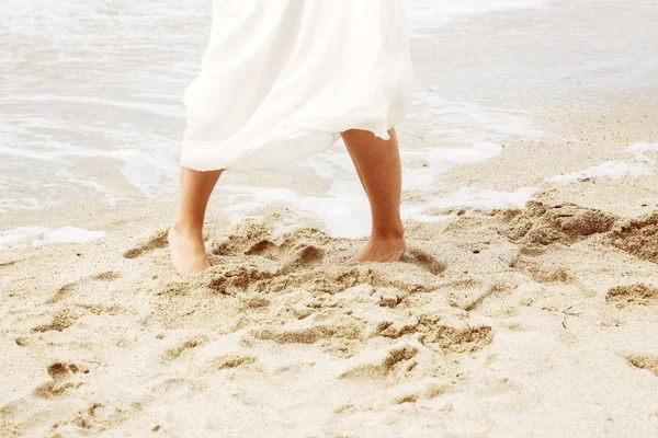 Женщина в белом платье на пляже. (Retro toned soft focus image for — стоковое фото