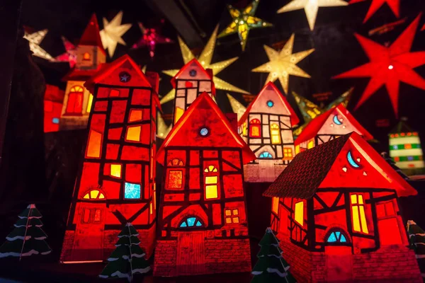 Pequeñas casas de Navidad y estrellas de luz —  Fotos de Stock