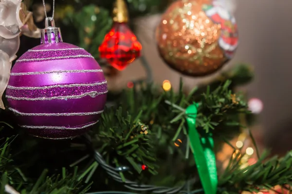 Färgglada prydnad jul bollen i ett träd. mjukt fokus — Stockfoto