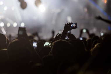 El ile bir akıllı telefon kayıtları canlı müzik festiva